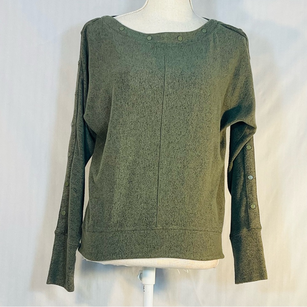 White House Black House Top Olive Green Soft Long Dolman Sleeve Snap Accents XS👍